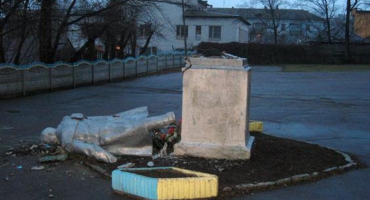 В Бердичеве неизвестные снесли памятник Ленину, в Одесской области - облили краской