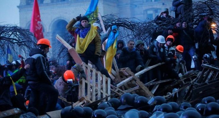 На Майдане в Киеве избили и облили зеленкой студента, заподозрив в нем провокатора