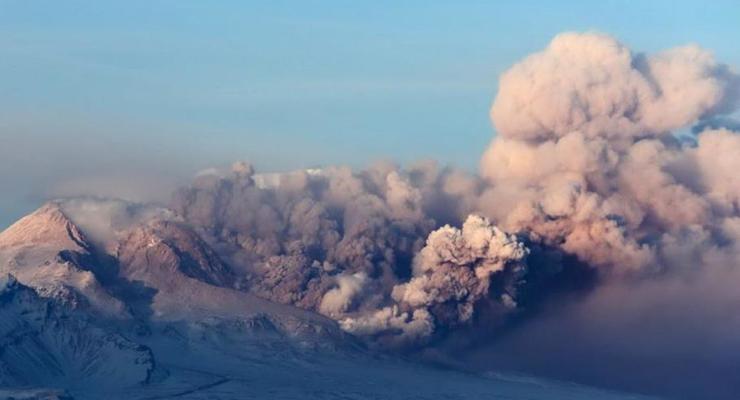 Вулкан на Камчатке выбросил пепел на высоту около пяти километров