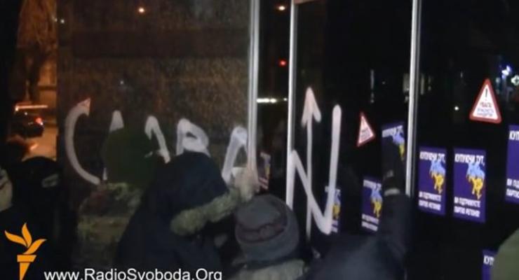 Люди в масках разрисовали ресторан в Киеве. Беркут не вмешивался