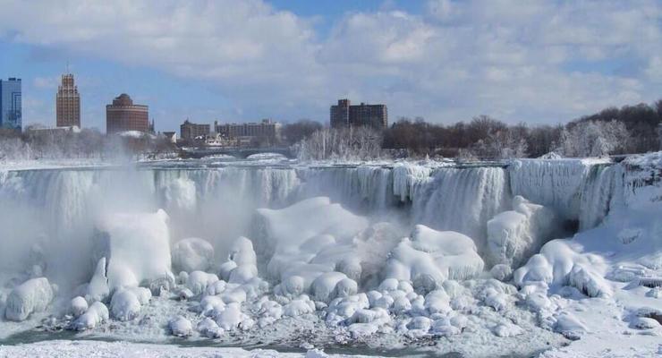 Ниагарский водопад замерз из-за сильных морозов в Северной Америке