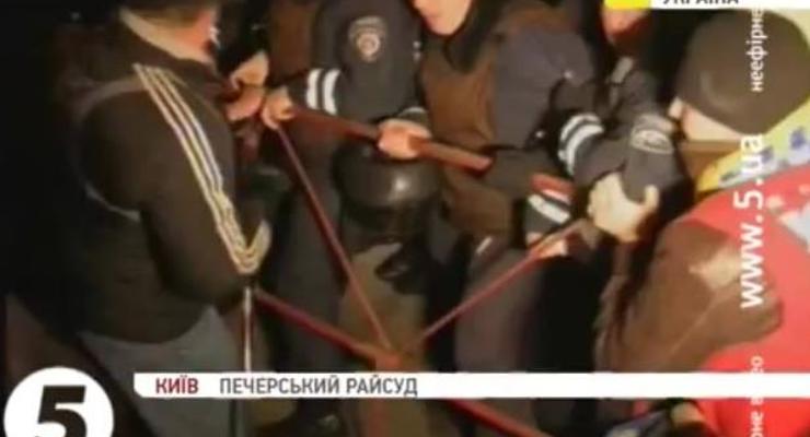 Под Печерским райсудом произошли столкновения милиции с участниками пикета в поддержку Власенко
