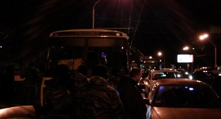 Автомайдановцы заблокировали автобусы с Беркутом на проспекте Победы в Киеве