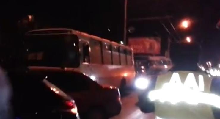 Тысяча человек продолжают блокировать автобусы с Беркутом