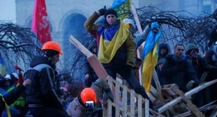 Киевляне пытались разобрать одну из баррикад Евромайдана на Крещатике