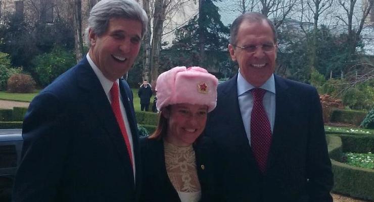 Россияне подарили представителю Госдепа США розовую шапку-ушанку