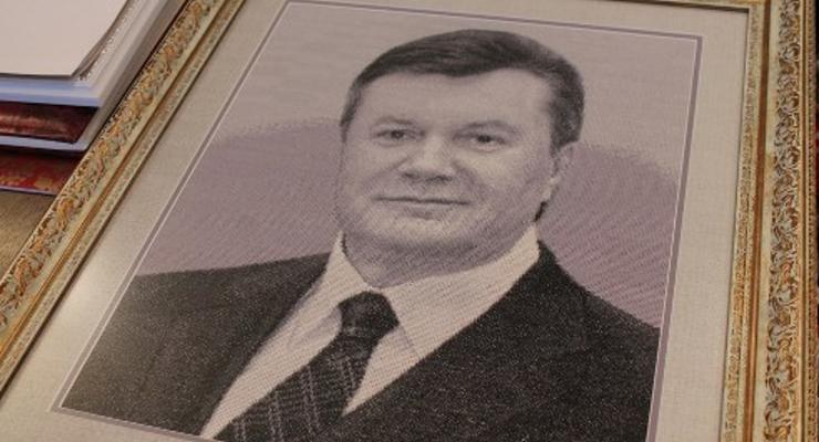 Януковича вышили крестиком: самые известные портреты президента (ФОТО)