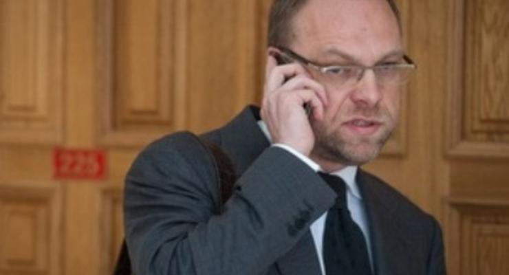 Власенко пригрозили удалением из зала суда в случае нарушения порядка