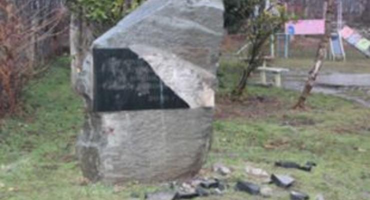Вандалы разрушили памятник жертвам депортации в Алуште