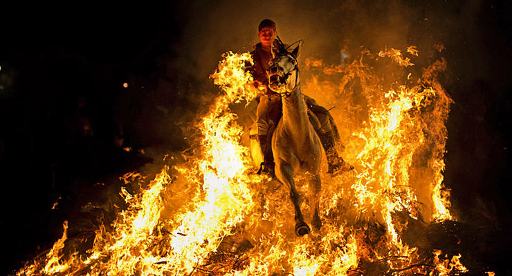 День в фото: огненные ритуалы и звериная мода