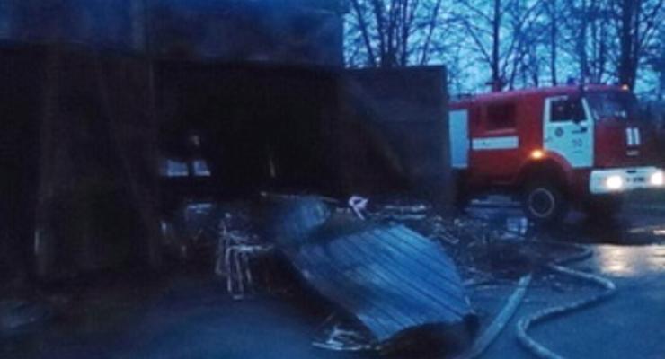 Спасатели более часа тушили пожар на складе в Киеве