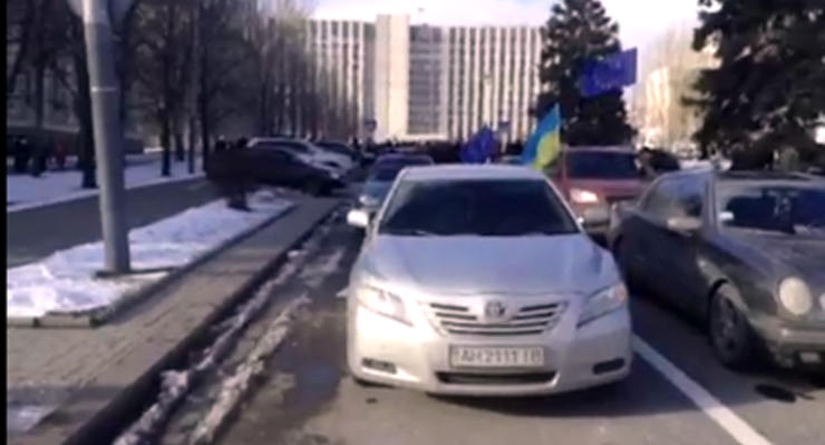 Неизвестные заблокировали выезд донецкого Автомайдана к дому семьи Януковича