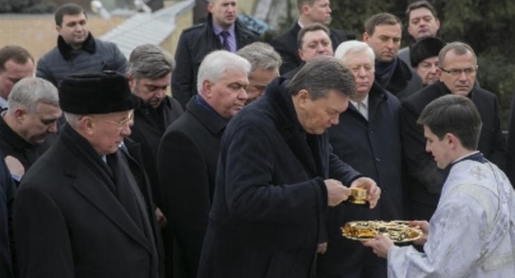 Янукович присутствовал на чине Великого освящения воды и снял ограничения на территории Лавры