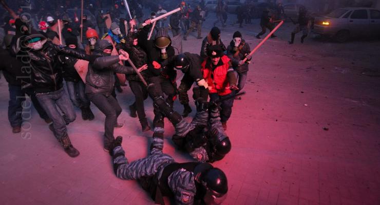 Митингующие поймали и избили беркутовца - МВД