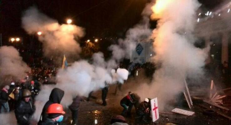 Митингующие бросили коктейль Молотова в сторону милиции