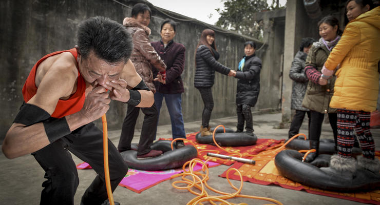 Китаец накачал четыре шины собственным носом