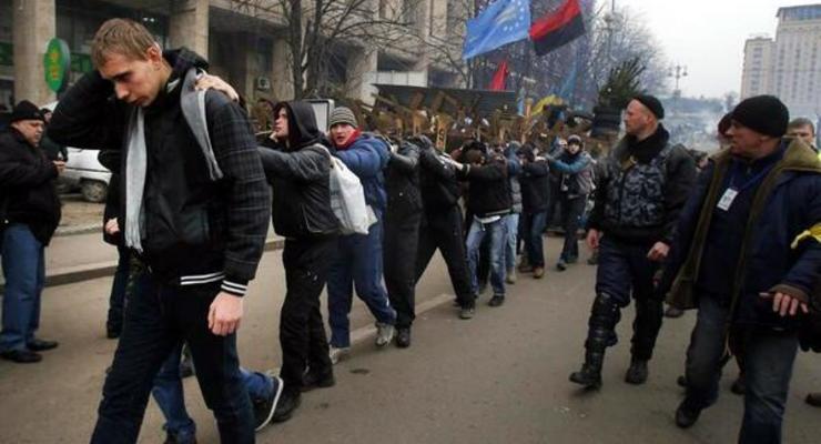 Задержанных ночью парней провели Маршем позора по Майдану (ВИДЕО)