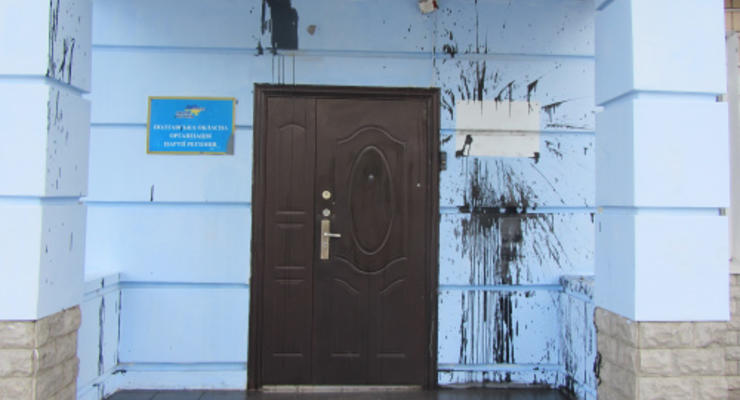 В регионах Украины активисты устраивают атаки на офисы Партии регионов