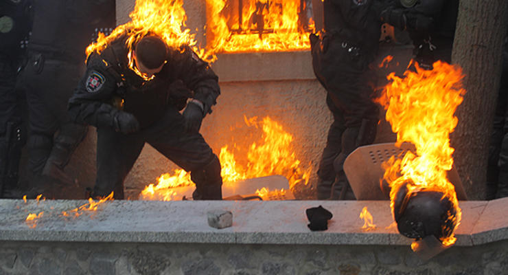 День в фото: горящие милиционеры и марш «титушек»