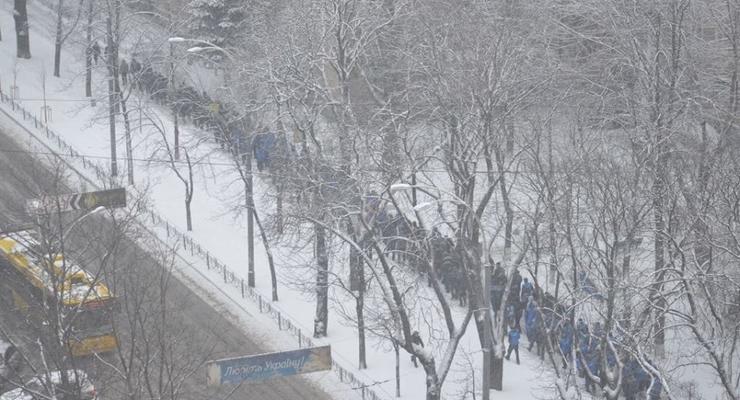 В центре Киева идут колонны парней спортивного телосложения с символикой ПР