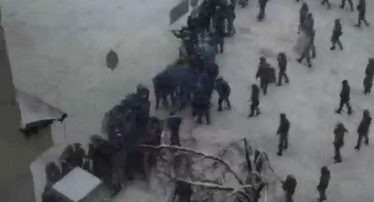Видео атаки Беркута на Грушевского с применением огнестрельного оружия - ВВС