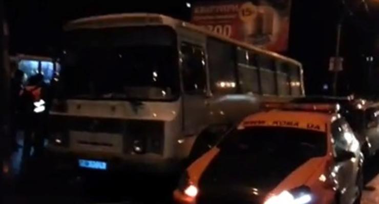 Винницкие таксисты и молодежь помешали выезду в Киев автобусов с «титушками»