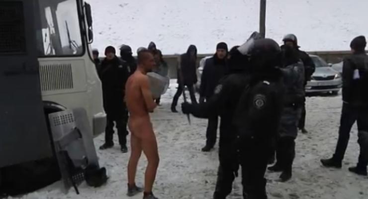 Главные ВИДЕО дня: Издевательства Беркута над голым мужчиной и храбрый польский журналист