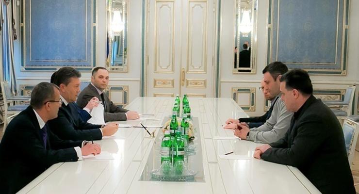 В Администрации президента проходит встреча с лидерами оппозиции