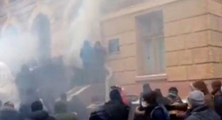 В Черновцах штурмуют здание обладминистрации: звучат взрывы