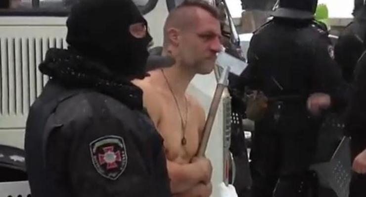 Раздетый милиционерами активист вернулся в ряды протестующих на Евромайдане
