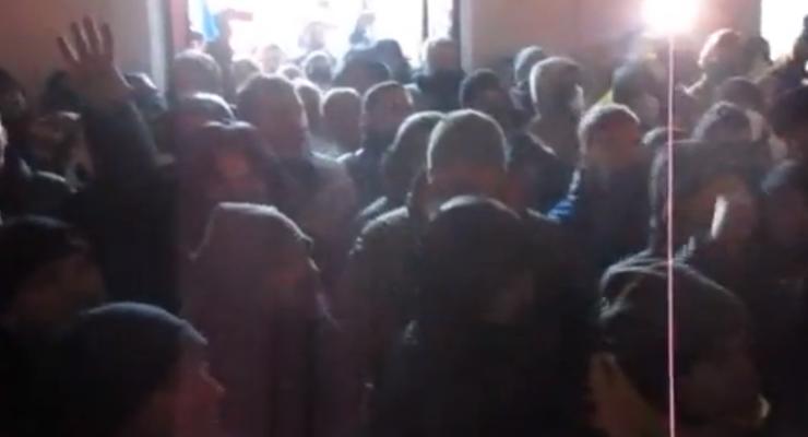 Протестующие проникли в здание Хмельницкой обладминистрации