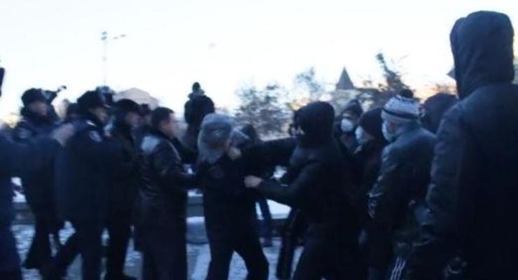 В Днепропетровске митинг едва не перерос в массовую драку с милицией