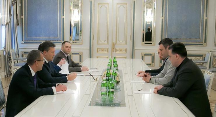 Янукович предложил Яценюку пост премьера в обмен на роспуск Майдана