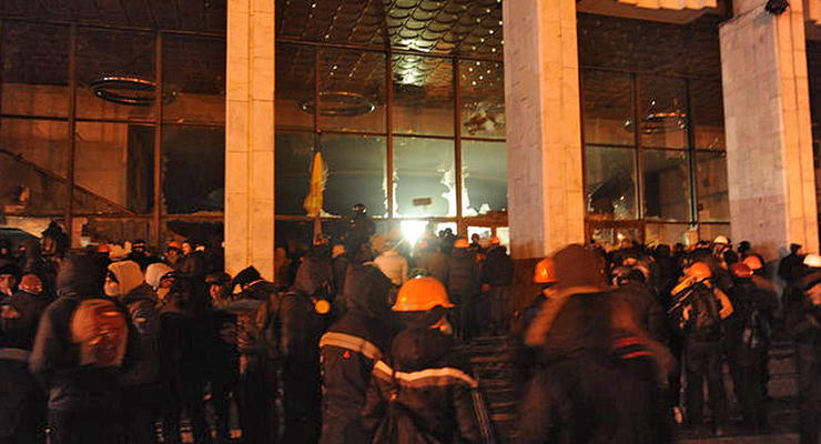 Штурм Украинского дома: ФОТО с места событий