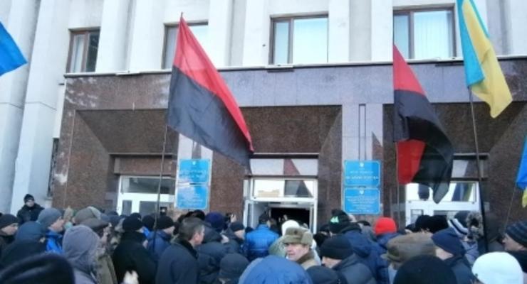 Митингующие высадили двери в мэрии Кременчуга