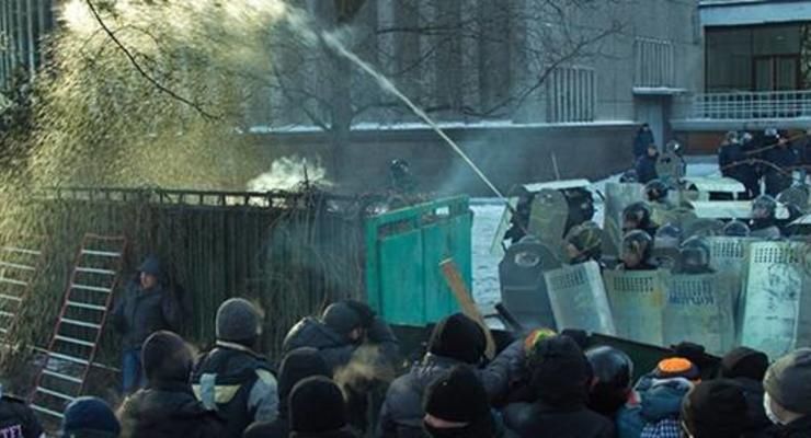 Около тысячи митингующих штурмуют помещение Днепропетровской ОГА