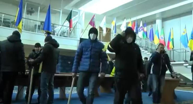 Как в Днепропетровской ОГА вооружали провокаторов