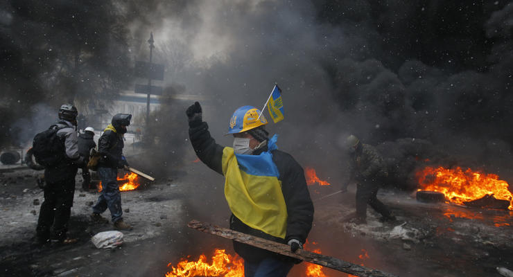 В Киеве на улице Грушевского митингующие усилили пропускной режим