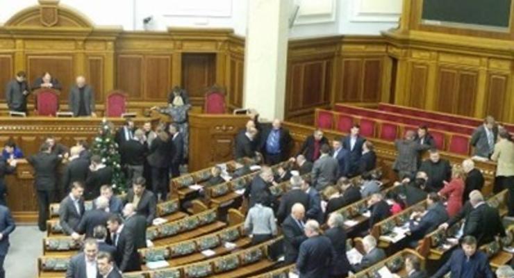 Азаров во вторник может прийти на заседание парламента