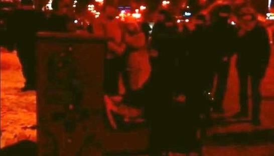 Участник акции протеста в Киеве виртуозно играет на уличном фортепиано