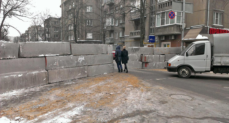 В Киеве по дороге в Раду возвели бетонный блокпост (ФОТО)