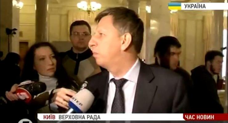 Как депутаты в кулуарах Рады отреагировали на отставку Азарова