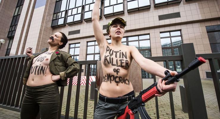 Голый Сталин. Femen устроили стриптиз в Брюсселе