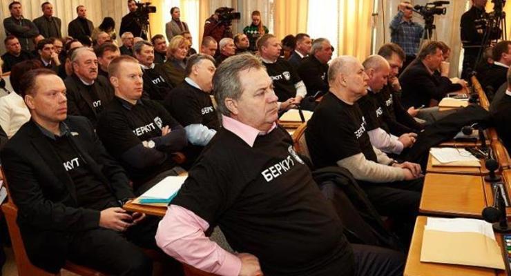 Харьковские регионалы пришли на сессию облсовета в футболках Беркута