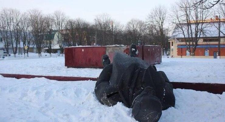 В Киевской области ночью неизвестные повалили на землю памятник Ленину