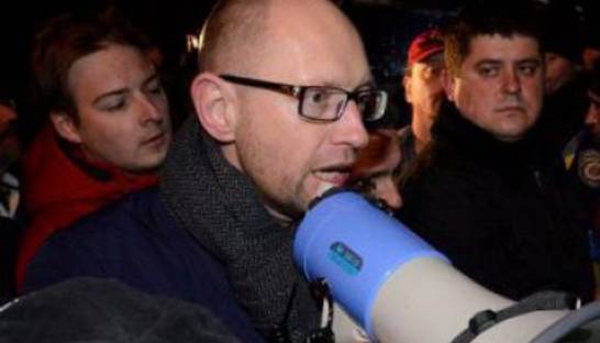 Яценюк требует от Януковича немедленно отменить законы от 16 января