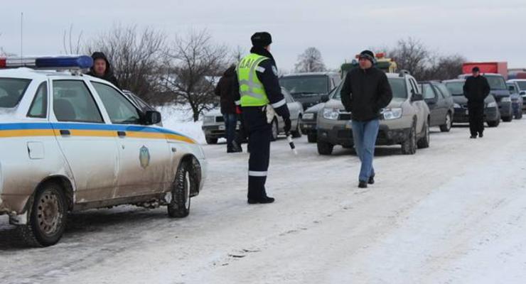 Во Львовской области двое детей с родителями спасены из "снежной ловушки"