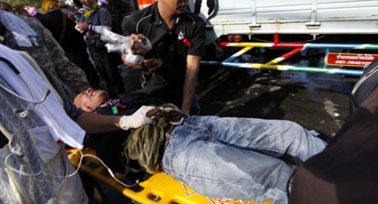 Семь человек ранены в столкновениях в Бангкоке, в том числе два журналиста