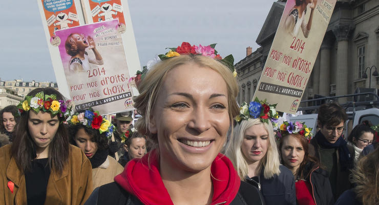 FEMEN протестовали в Париже в защиту абортов в Испании