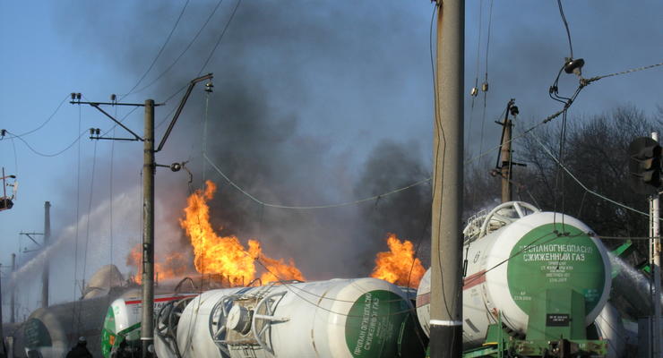 ЧП на Донецкой железной дороге: пожарные поезда тушат горящие цистерны, эвакуированы жители